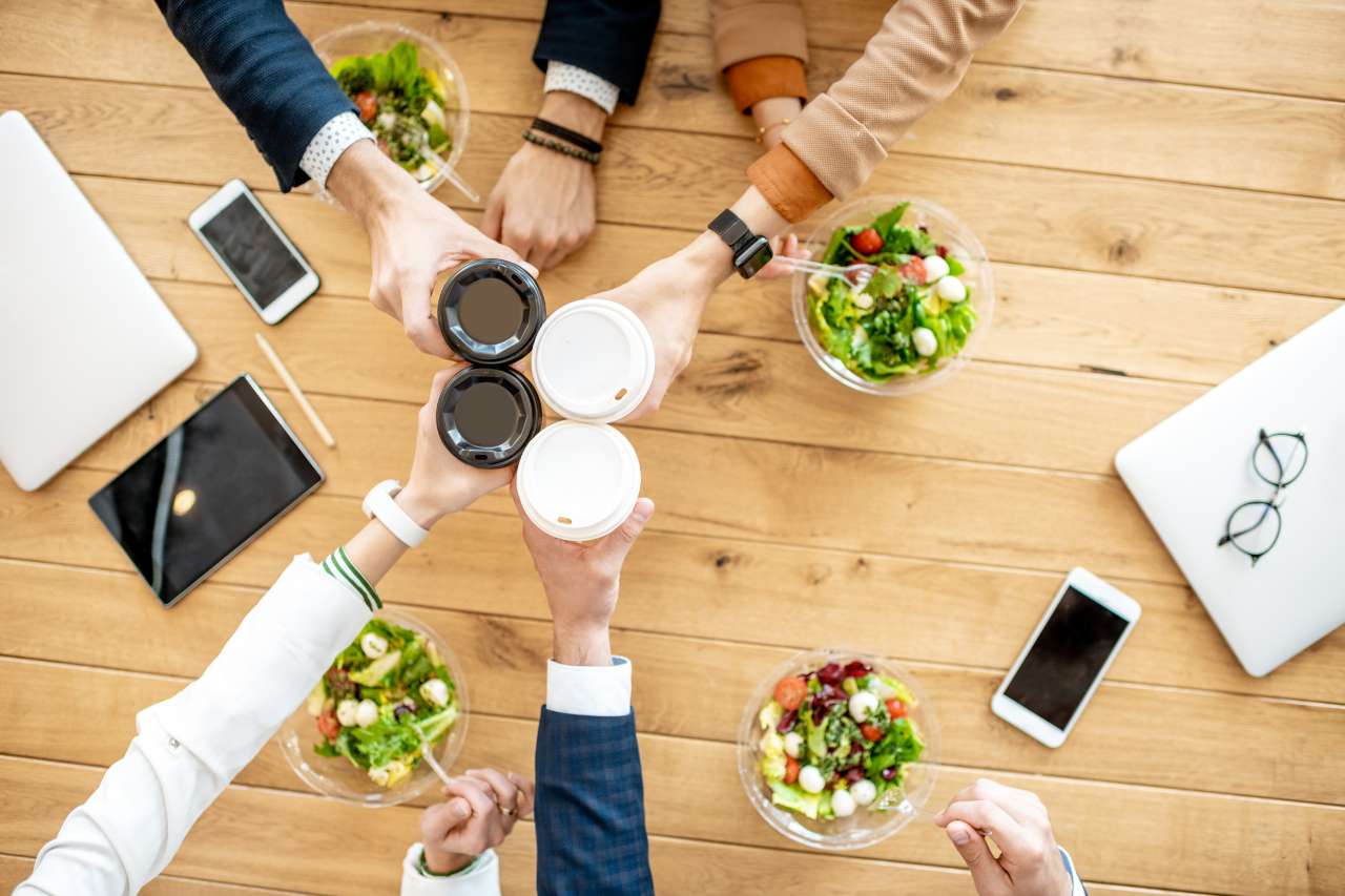 Czy mogę zaliczyć lunch do wydatków służbowych w Wielkiej Brytanii?