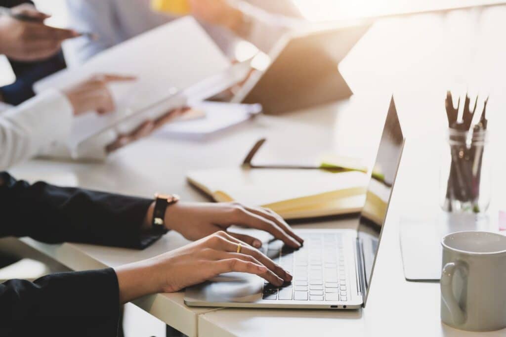 regulacje i standardy jakim podlegają biura księgowe w Wielkiej Brytanii